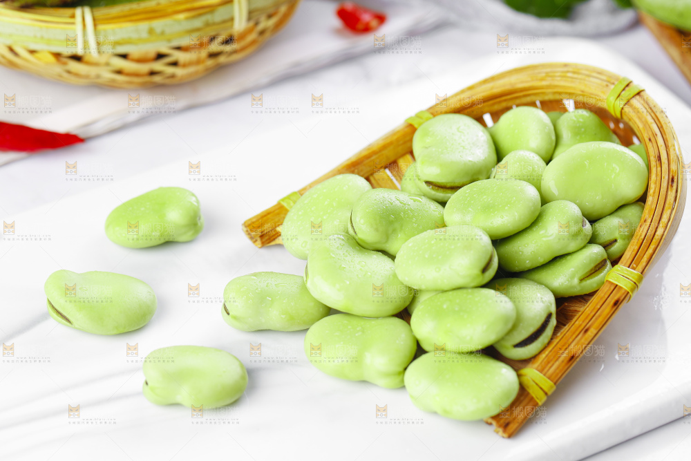 竹篮里装着农家蚕豆