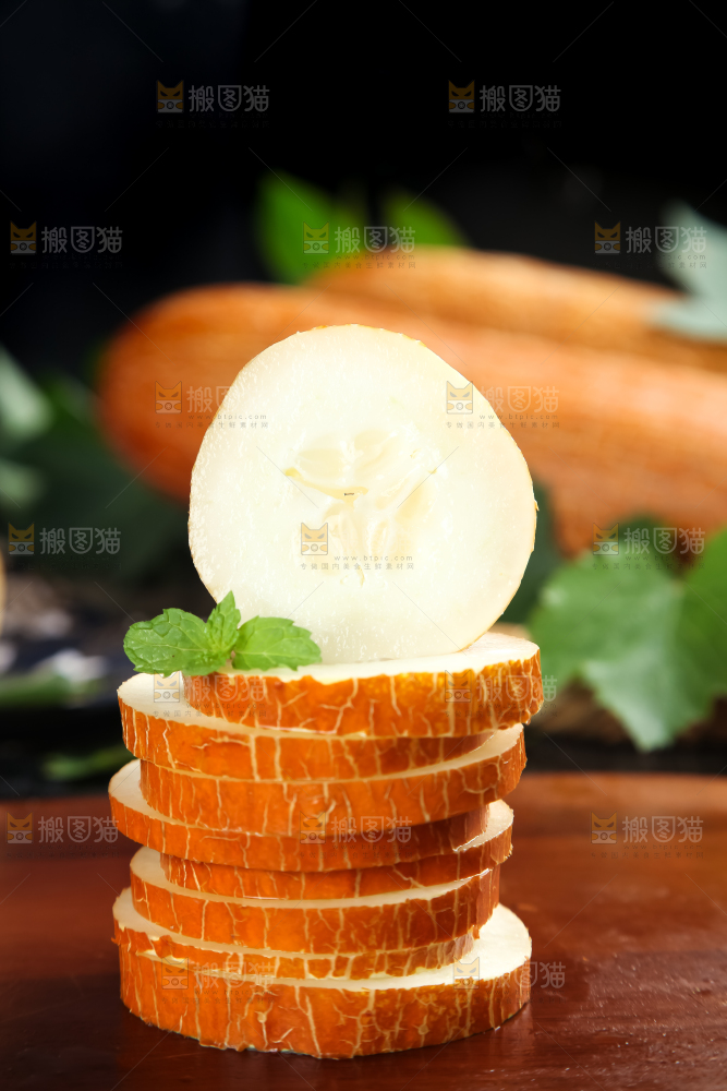 木板上的黄皮大黄瓜