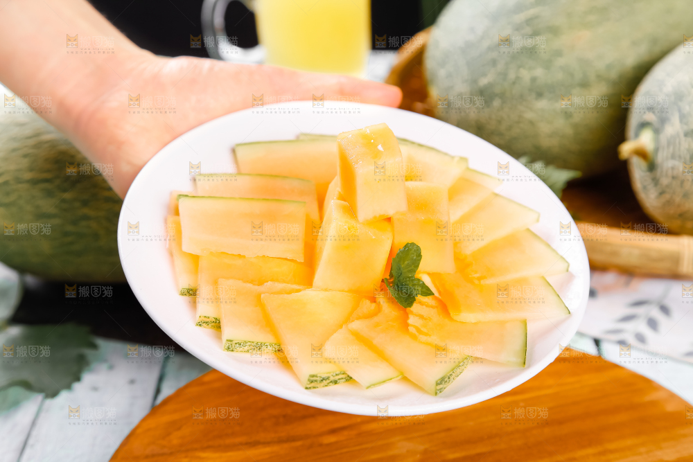 碟子里装着切块的哈密瓜
