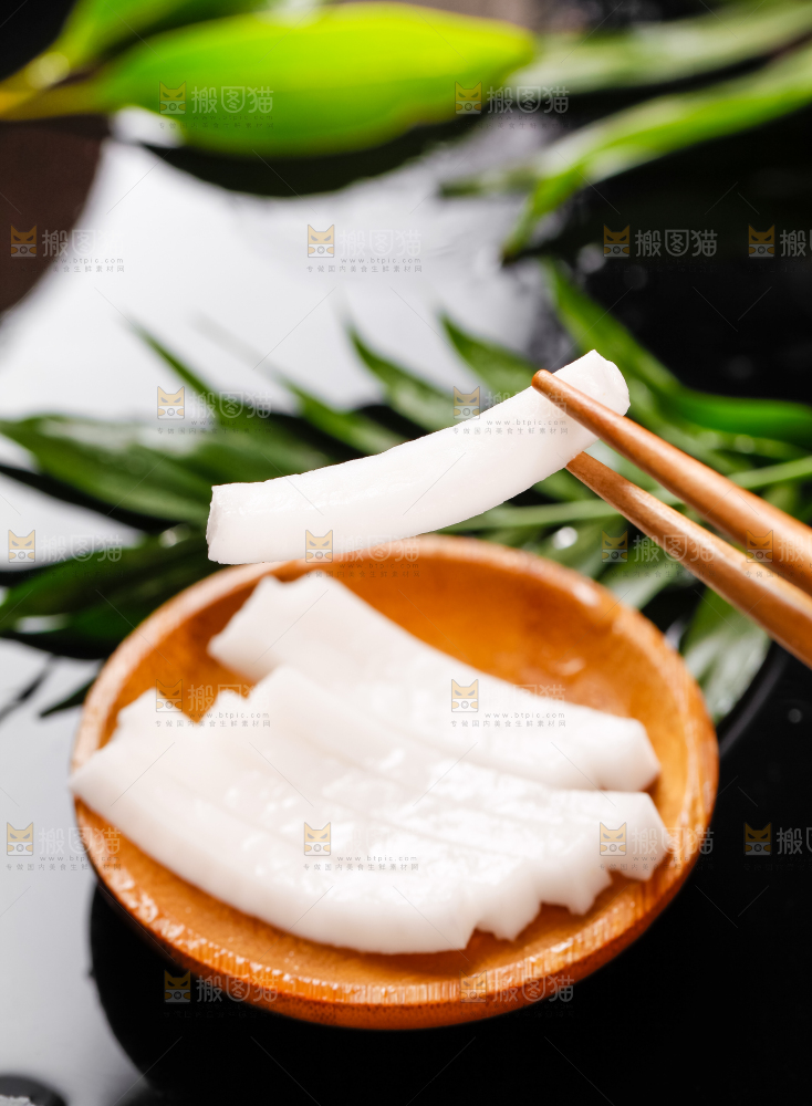 盘子里摆放着椰子的果肉