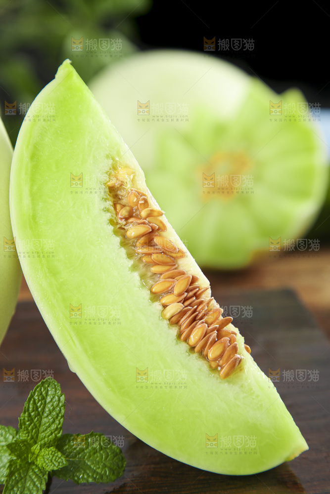 深底上摆放着山东玉菇甜瓜