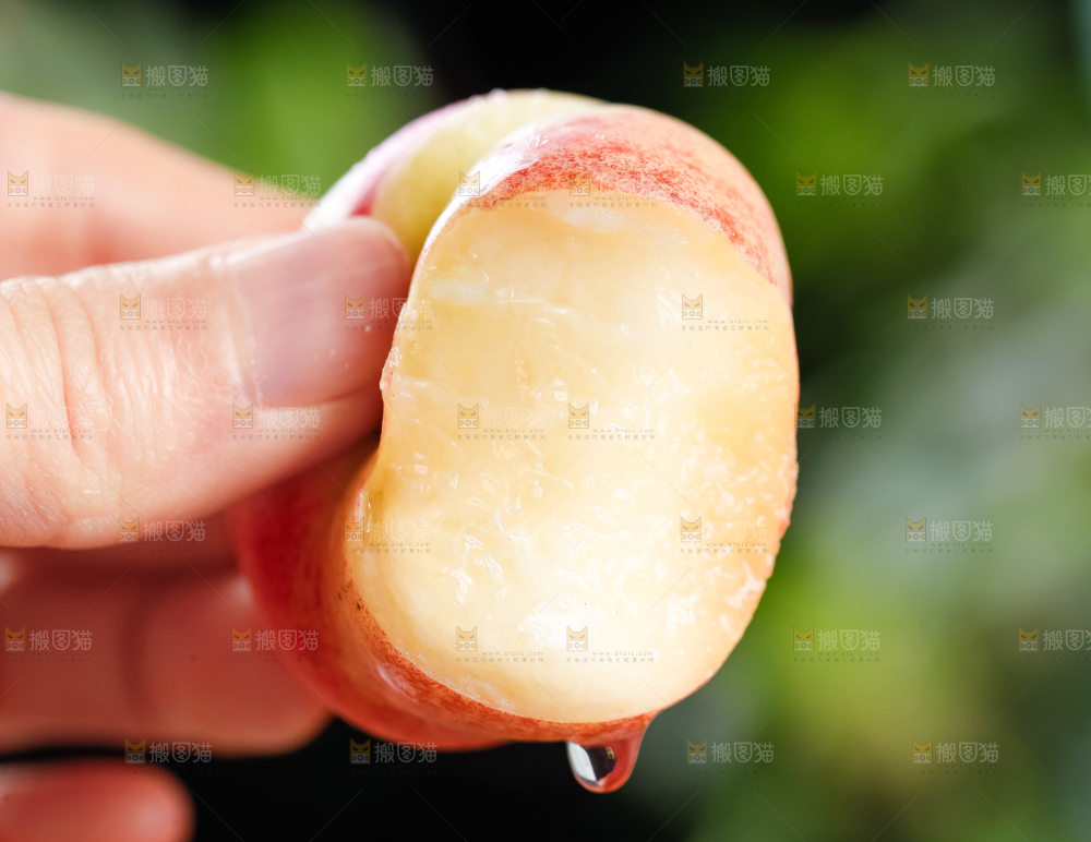 手里拿着纽扣油蟠桃