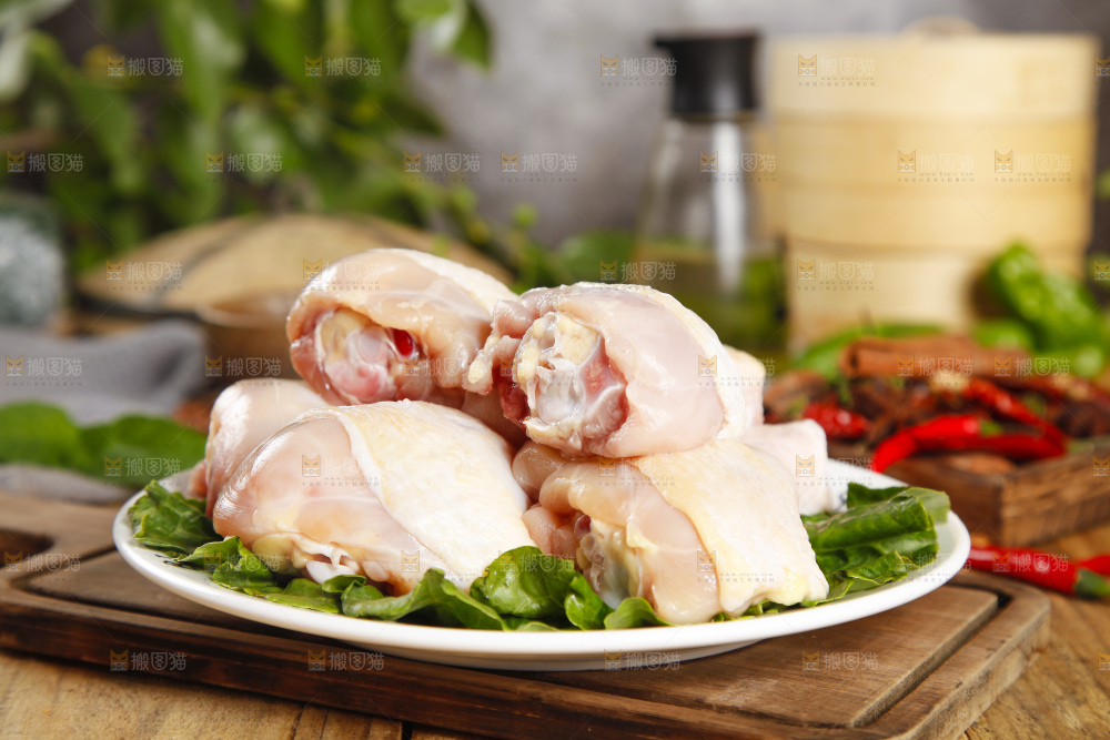 板子上放腌鸡腿