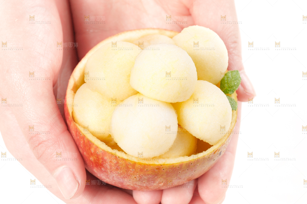 手里拿着苹果