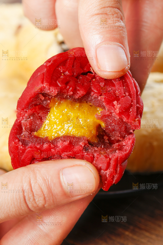 手里拿着流心月饼