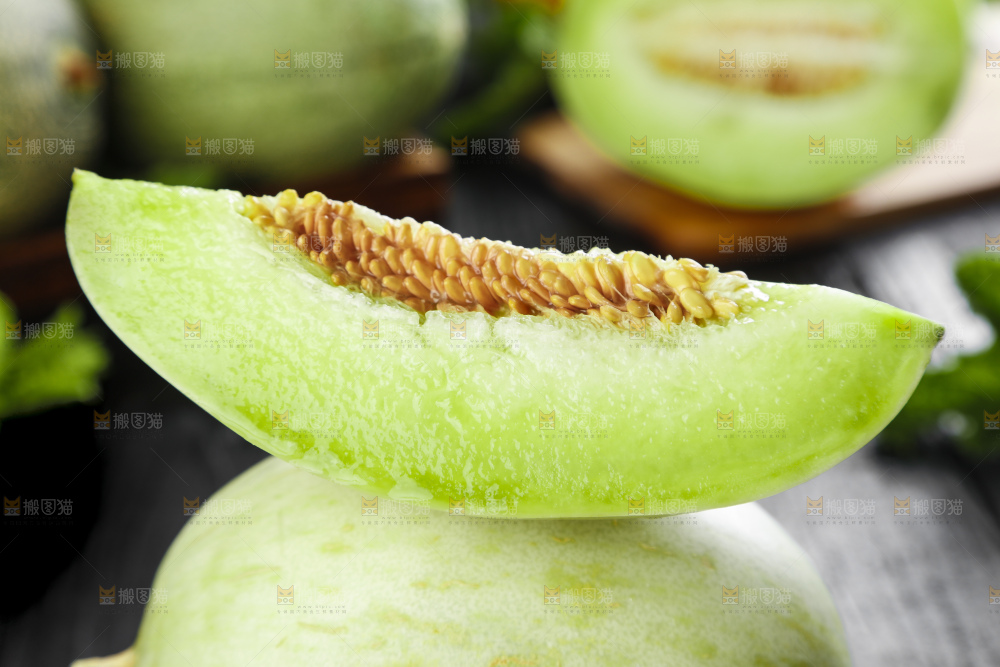 黑底上摆放着山东玉菇甜瓜