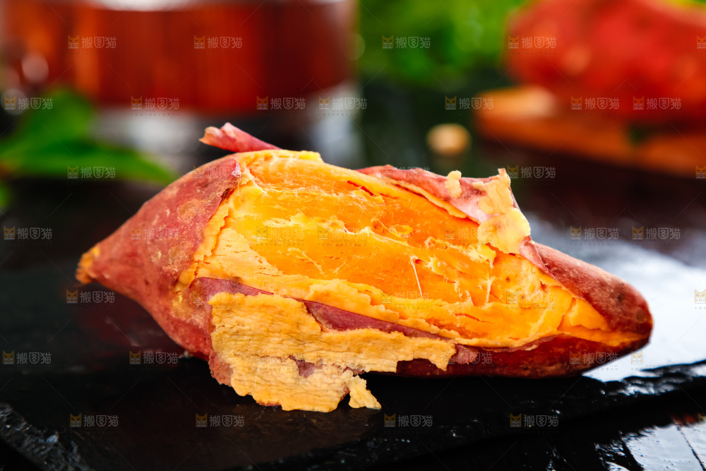 黑石板上放着六鳌蜜薯