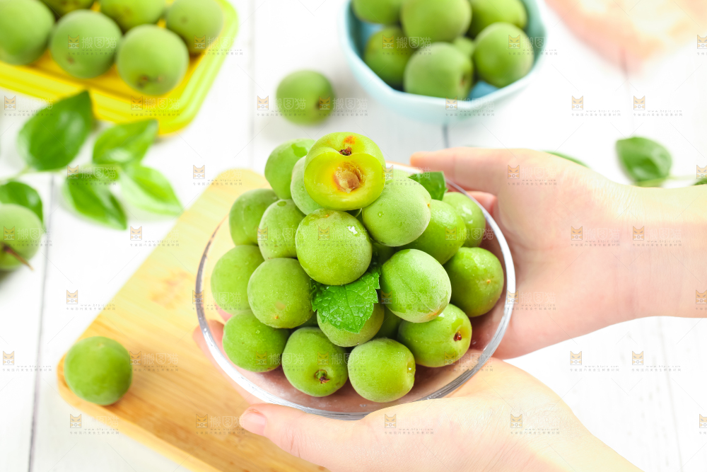 盘里装着青梅果