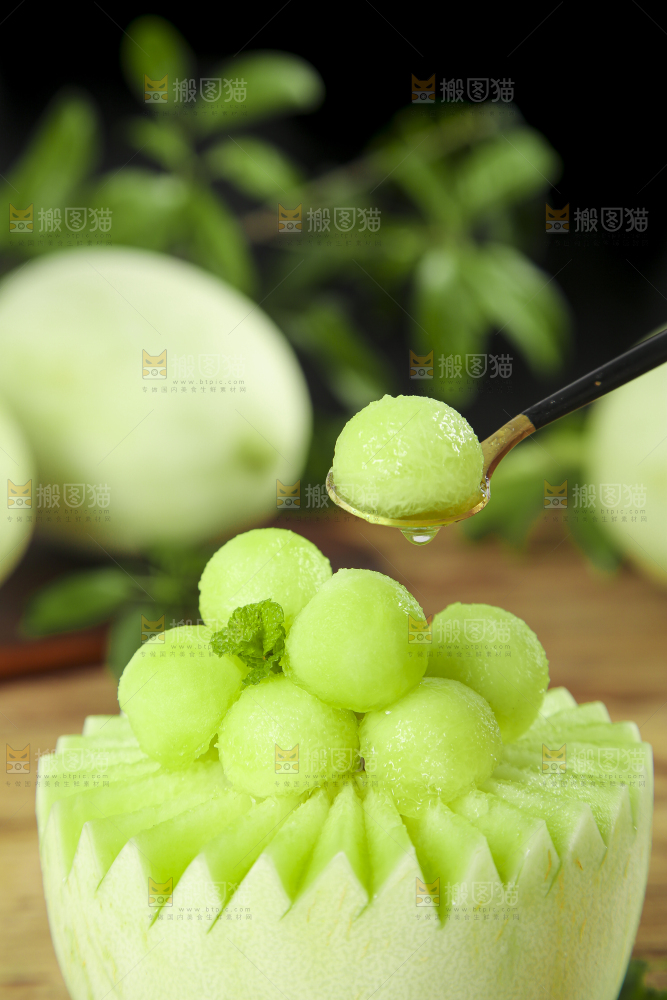 木底上摆放着绿肉香瓜