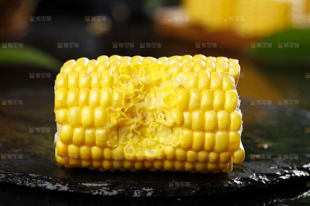 石板上放着黄玉米