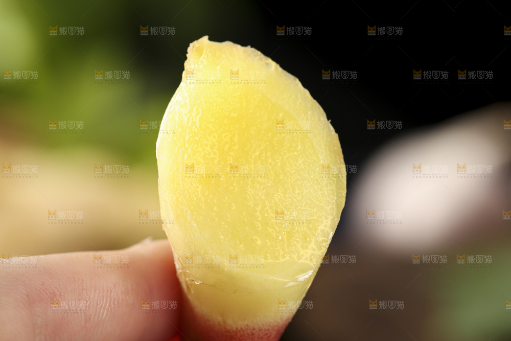 深底上放着嫩姜