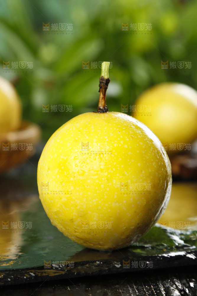 黑石板上摆放着新鲜百香果