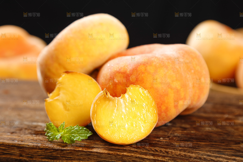 木板上放着毛蟠桃