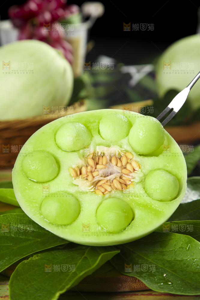 绿叶上摆放着玉菇甜瓜