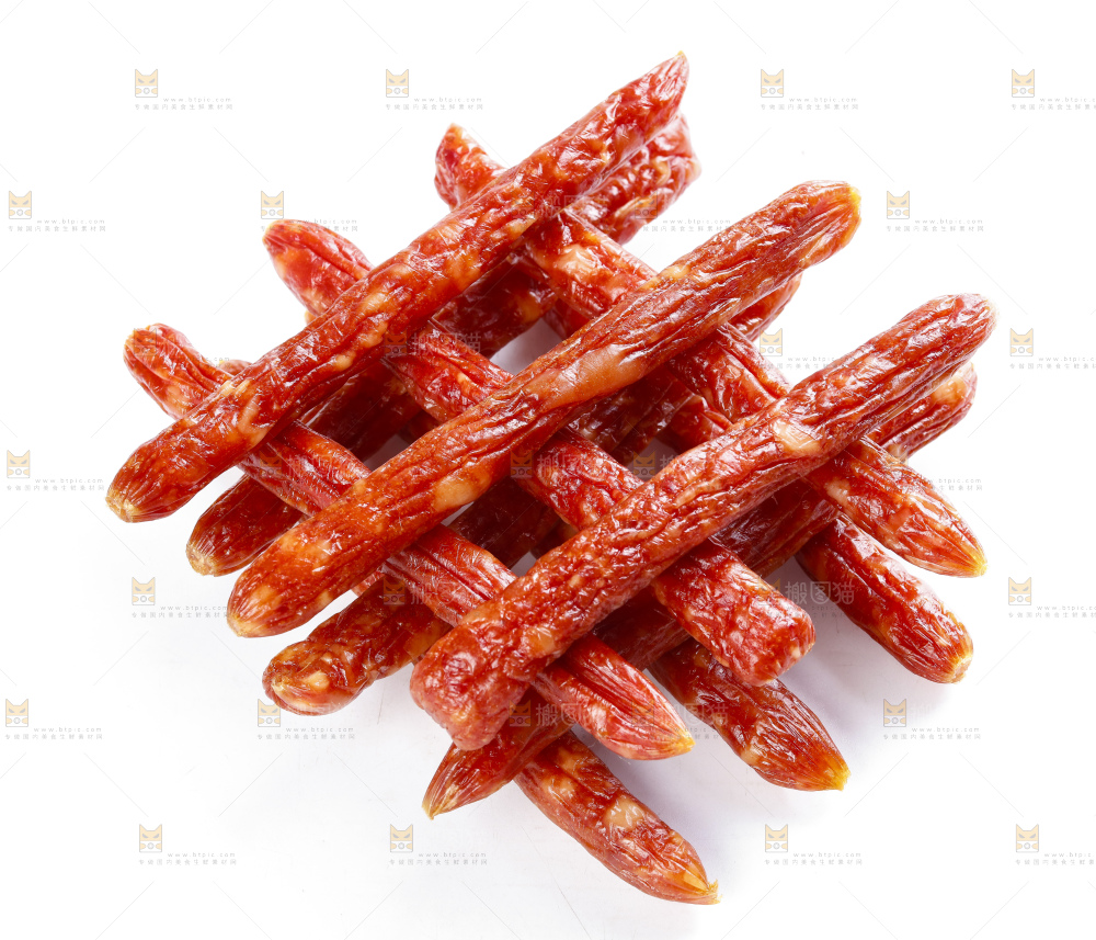 白底上摆放着腊肠