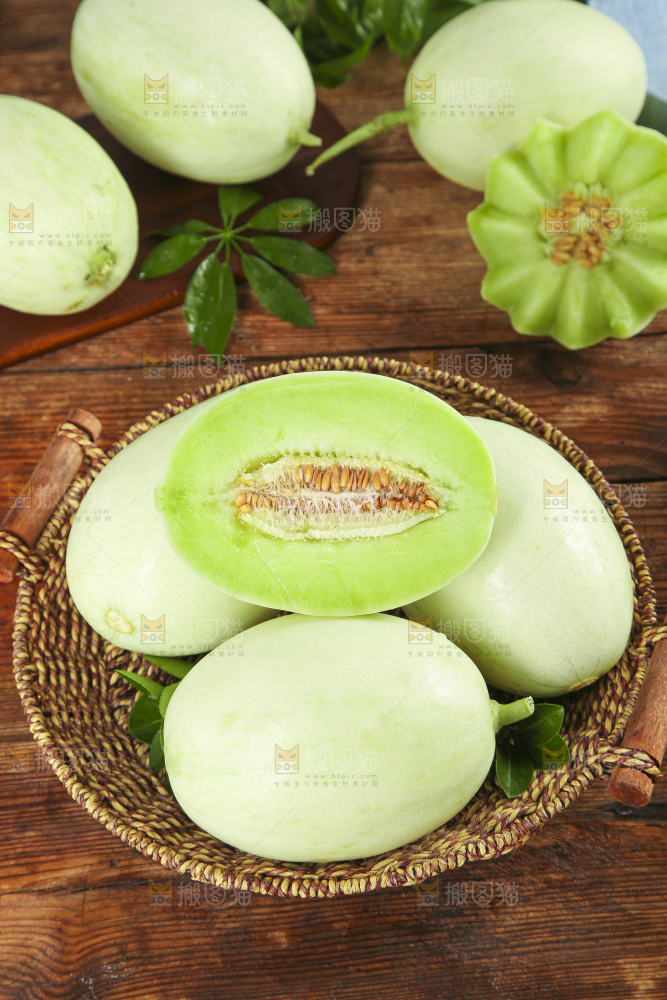 篮子里装着玉菇香瓜