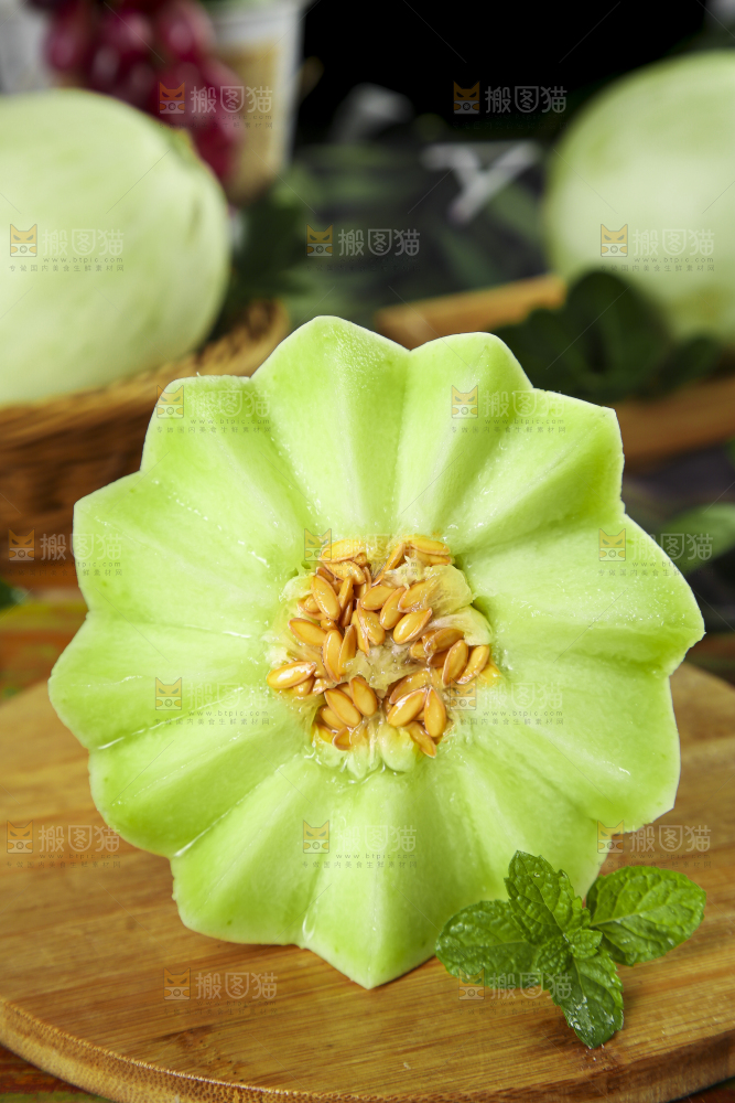 木底上摆放着南汇玉菇甜瓜