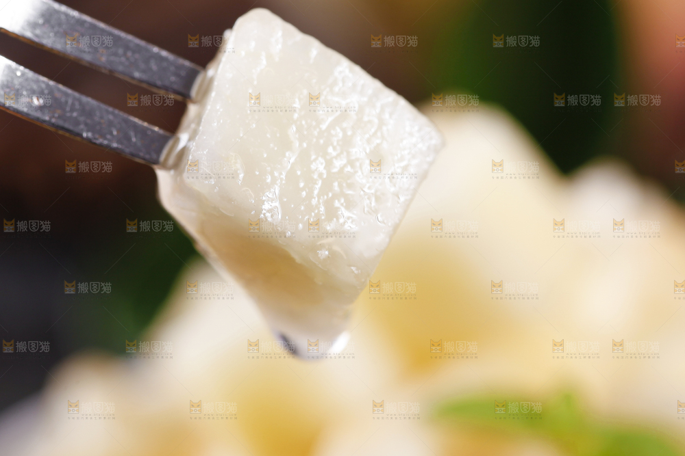 叉子叉着水蜜桃的果肉