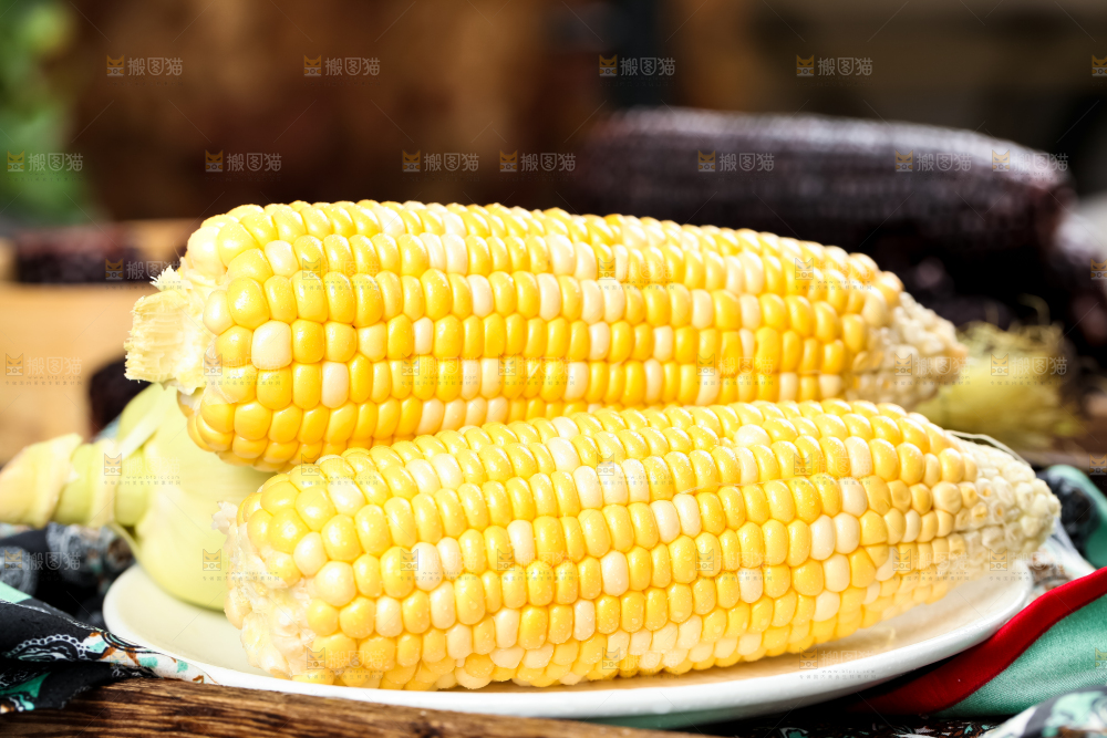 盘子里放着新鲜玉米