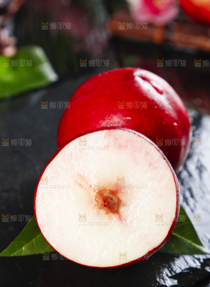 黑石板上放着白肉油桃