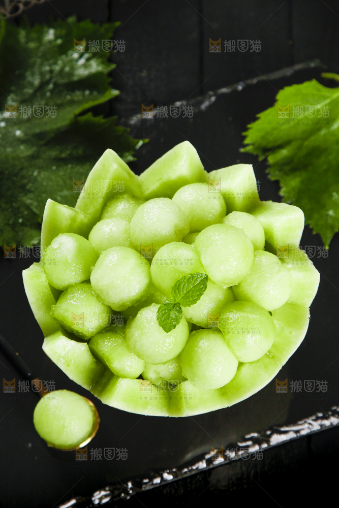 深底上摆放着玉菇甜瓜