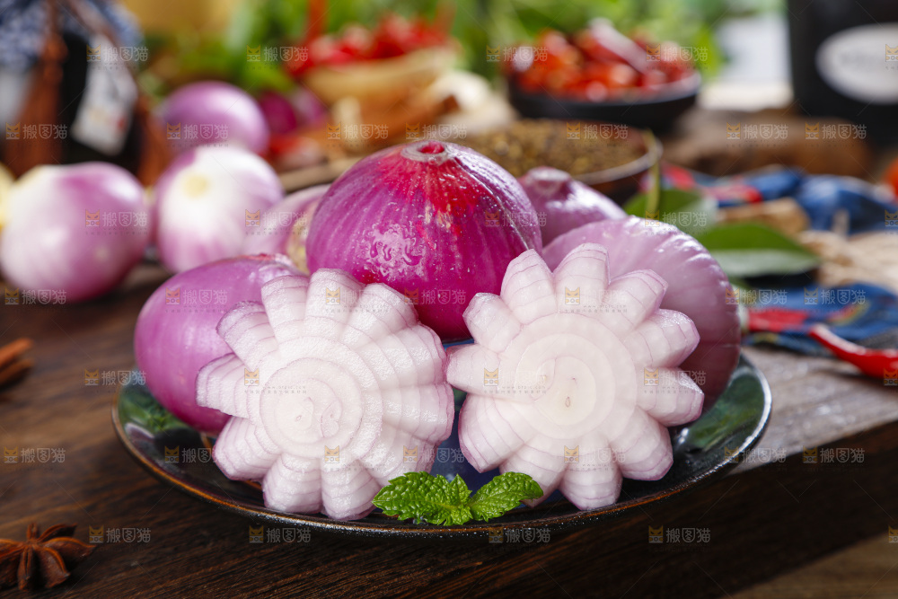 木板上放着一盘农家红葱头