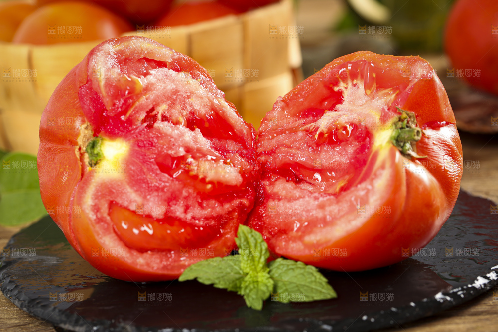 黑石板上放着露天沙瓤西红柿