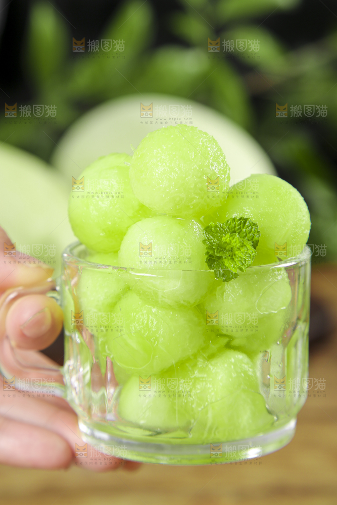 杯子里装着绿肉蜜瓜