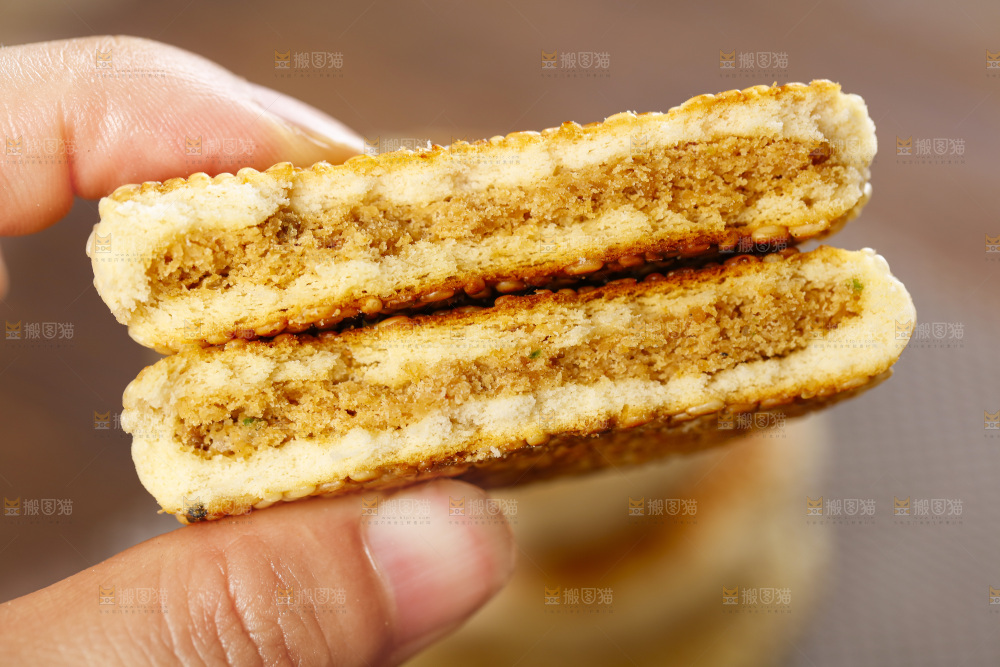 手里拿着手工芝麻饼
