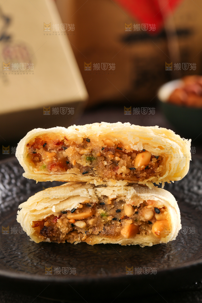 石板上放着老月饼
