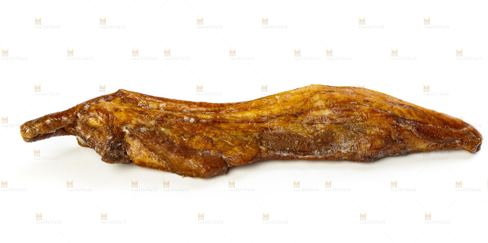 白底上摆放着柴火腊肉