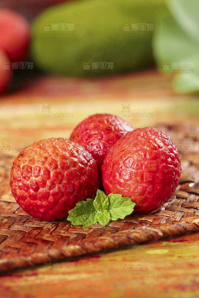 木底上摆放着海南荔枝