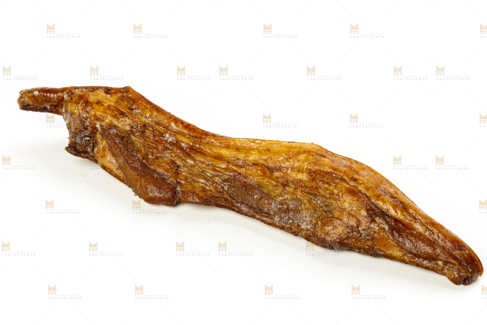 白底上摆放着柴火腊肉