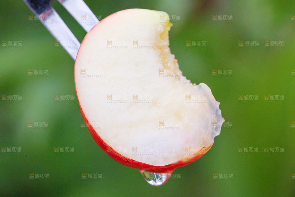 手里端着纽扣蟠桃