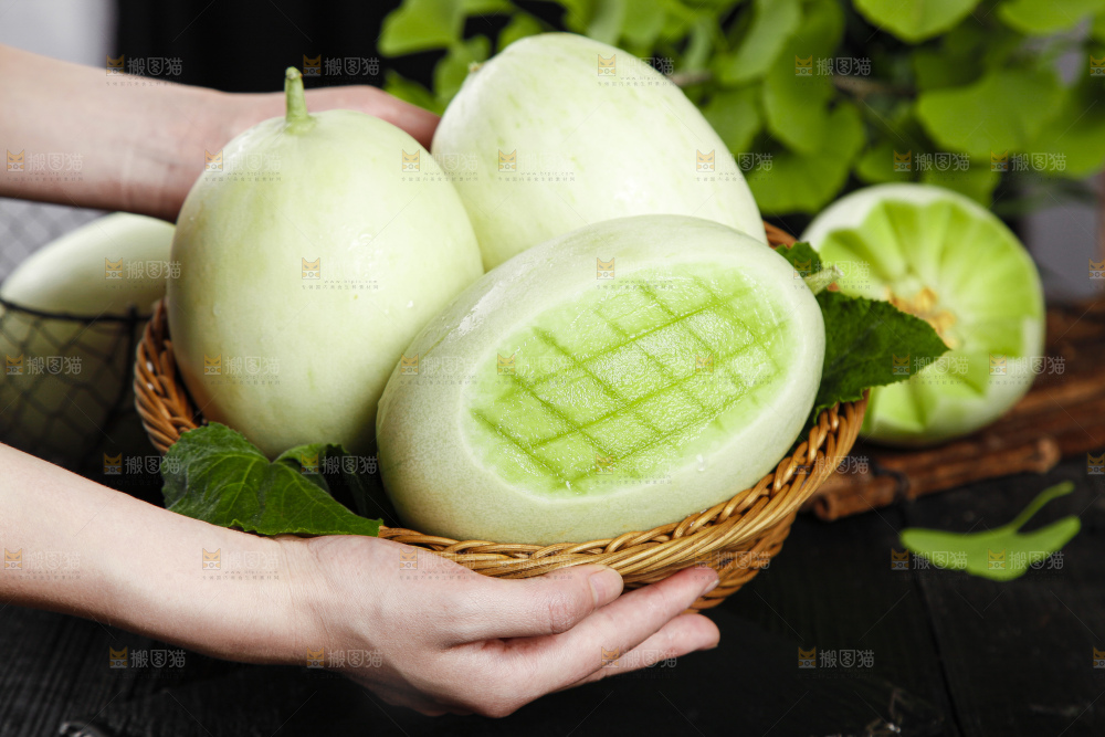手里端着一篮玉菇香瓜