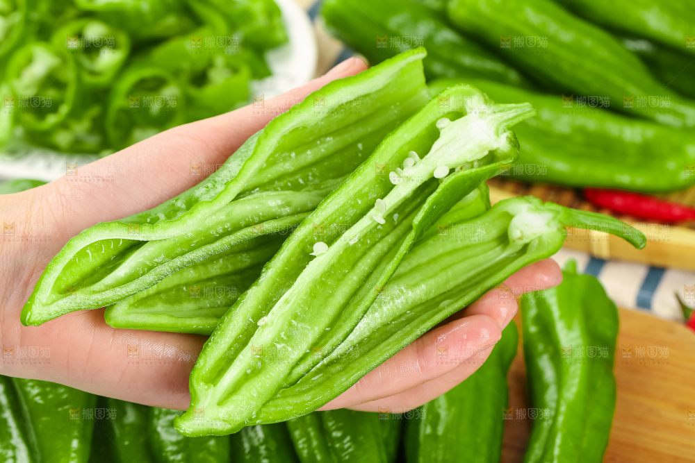 手里拿着青椒