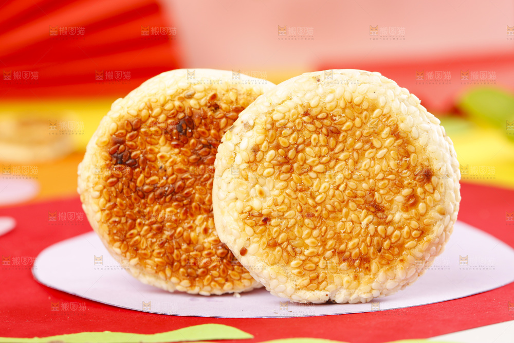 彩底上的手工芝麻饼
