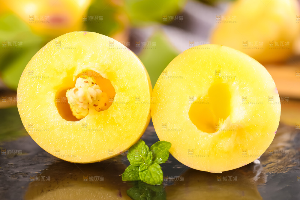 黑石板上摆放着人参圆果