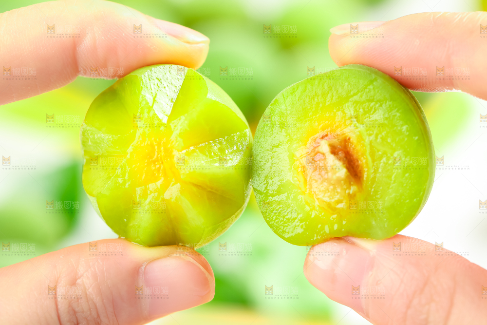 手上拿着新鲜青梅