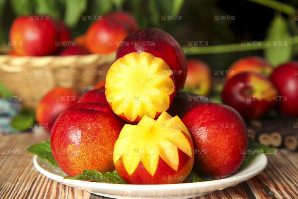 盘子里装着新鲜油桃