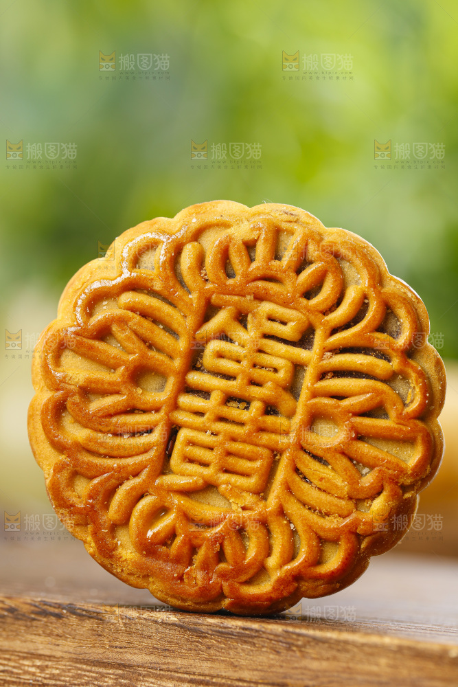 手里拿着上海广式月饼