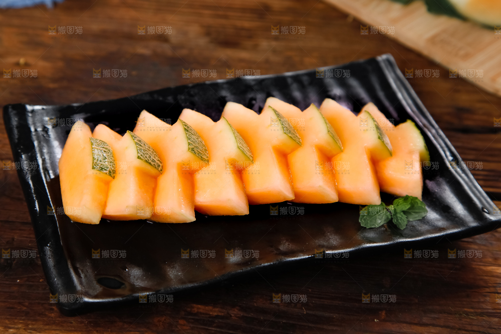 盘子里装着切块的哈密瓜