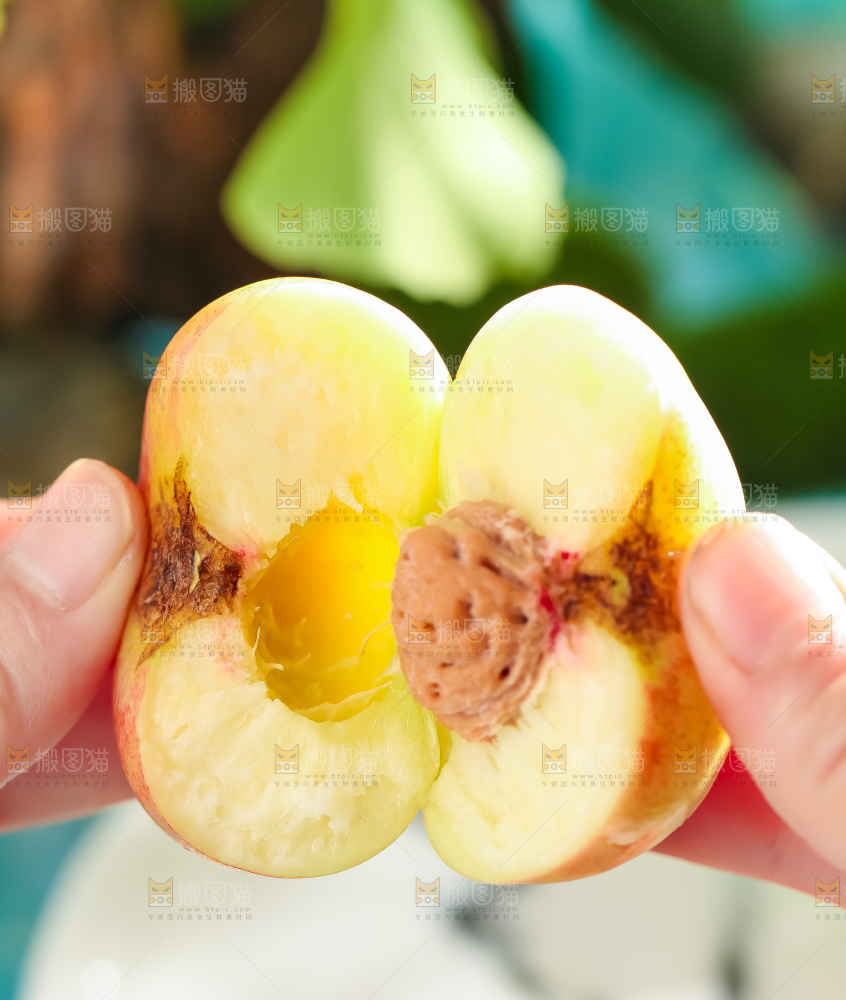 手里拿着油蟠桃