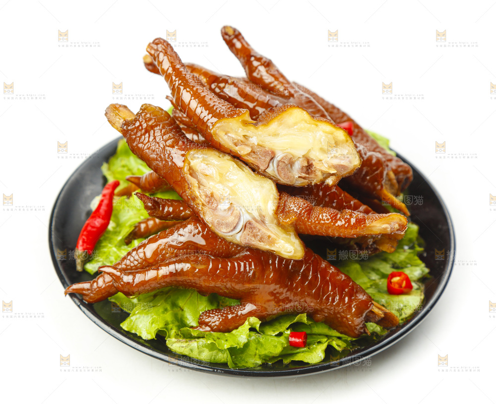 盘子里装着酱香鸡爪