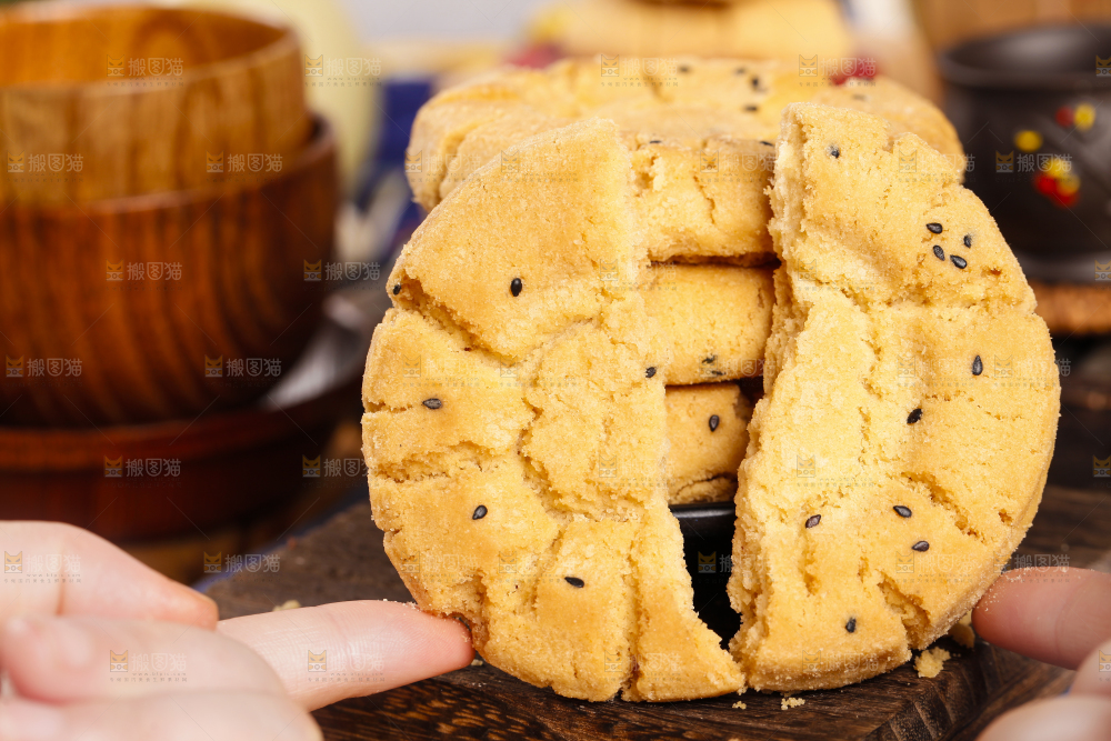 手里拿着桃酥饼