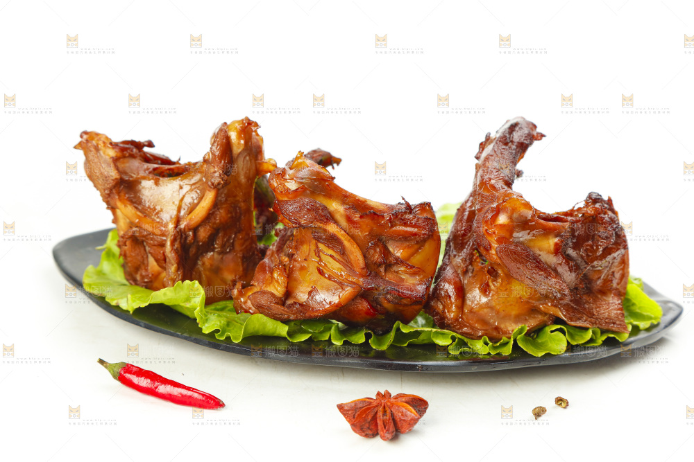 白底上摆放着麻辣鸭架