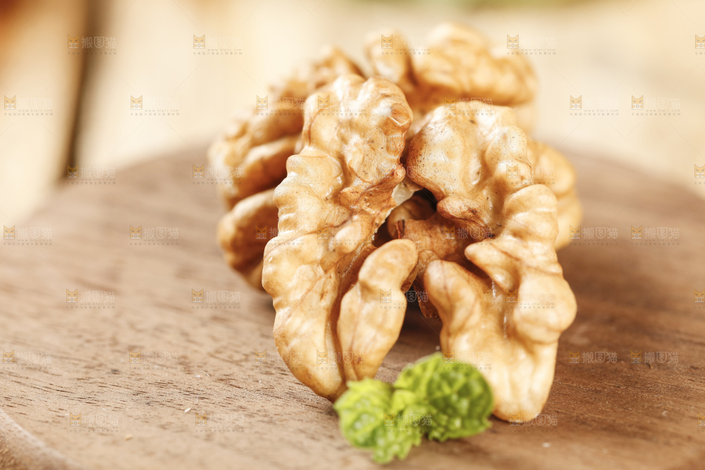 木底上摆放着纸皮核桃