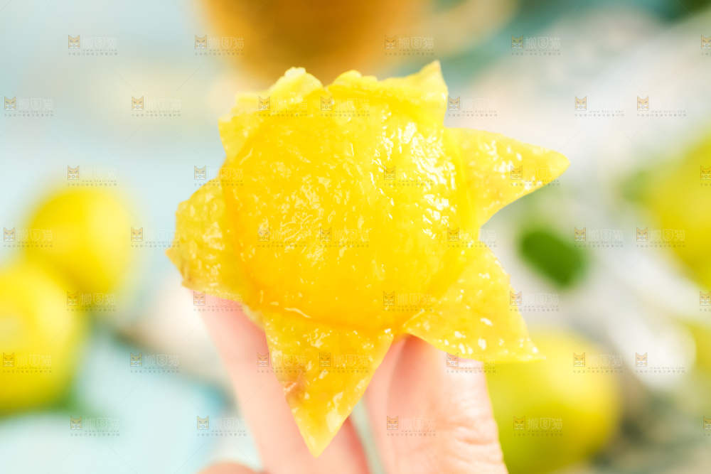 手里拿着新鲜黄金奈李