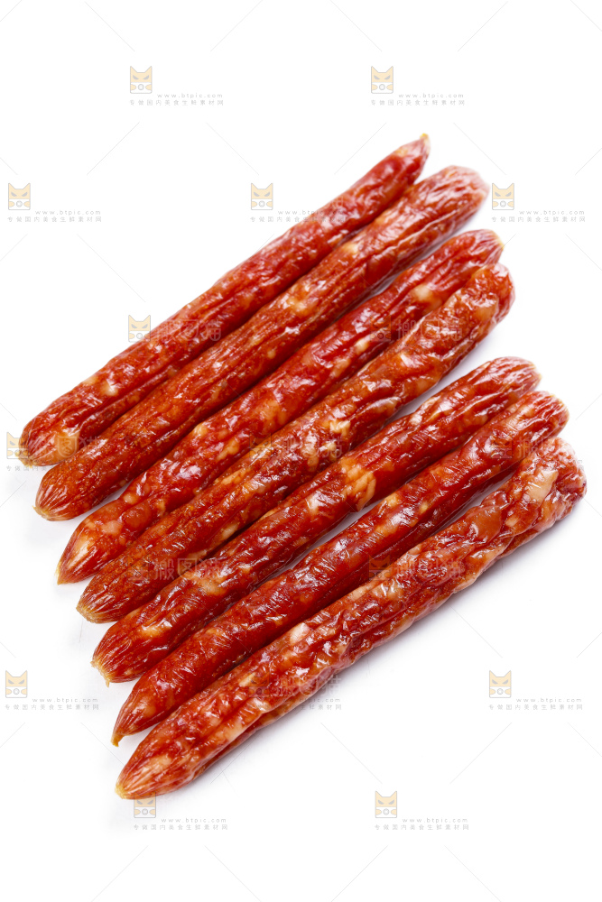 白底上摆放着广式腊肠
