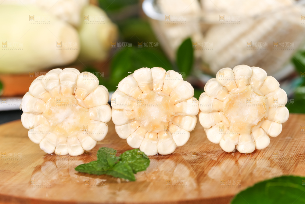 木板上摆放着牛奶玉米